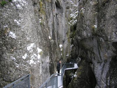 CAMINO ENTRE ROCAS DE 300 METROS