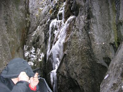 UNA RAJA ENTRE LA ROCA