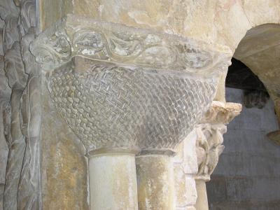 SUS PILARES Y CAPITELES EN PIEDRA